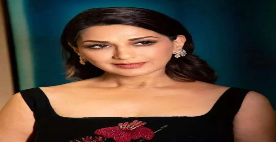 मुंबई में नगरपालिका चुनावों में मतदान करते बॉलीवुड सितारे