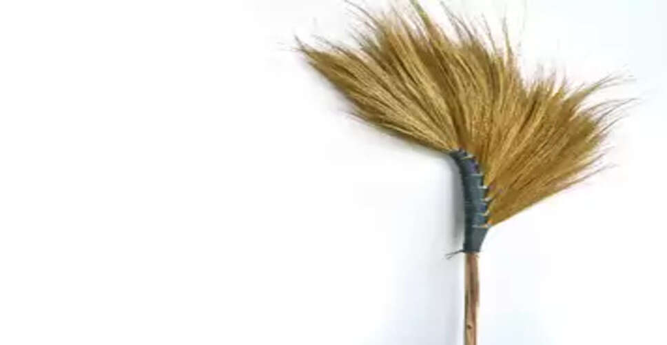 वास्तु शास्त्र के अनुसार झाड़ू रखने के सही तरीके