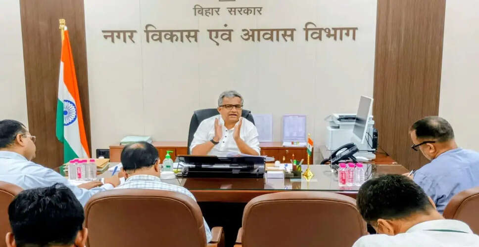बिहार में मंत्री नीतीश मिश्रा की समीक्षा बैठक: शिकायतों का त्वरित समाधान आवश्यक
