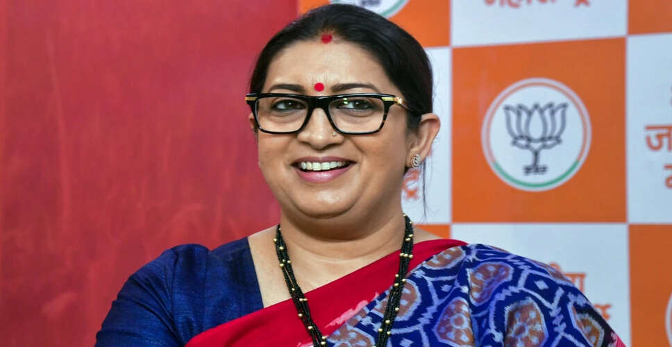 स्मृति ईरानी ने दशहरे पर दुर्गा पूजा पंडाल में धुनुची नाच किया
