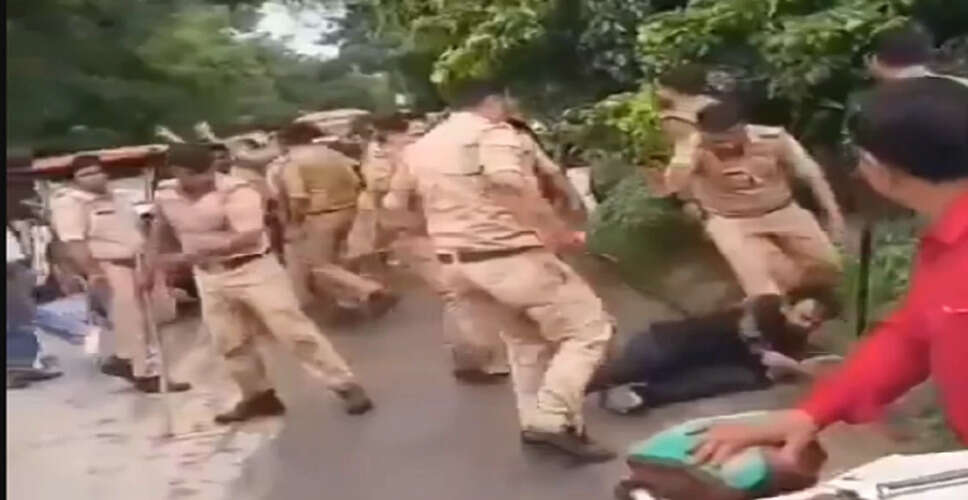 बाराबंकी में एबीवीपी के छात्रों पर लाठीचार्ज के बाद बढ़ा विवाद