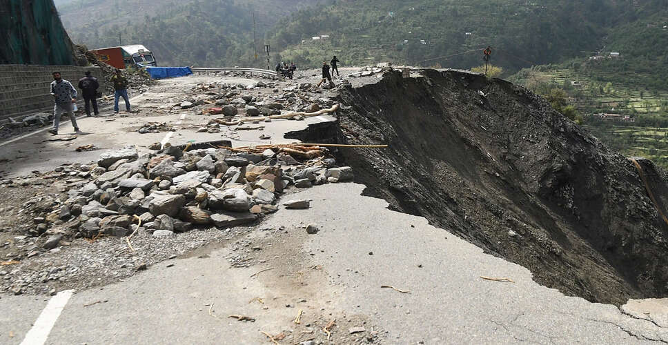 उत्तराखंड में भूस्खलन से श्रद्धालुओं का वाहन दुर्घटनाग्रस्त, एक की मौत
