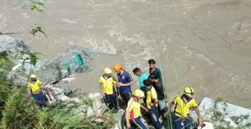 रुद्रप्रयाग में बस दुर्घटना: अलकनंदा नदी में गिरने से 2 की मौत, 10 लापता