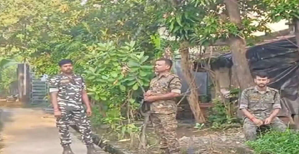 पश्चिम बंगाल में झुग्गी बस्ती में लगी भीषण आग, ट्रेनों का परिचालन रोका गया