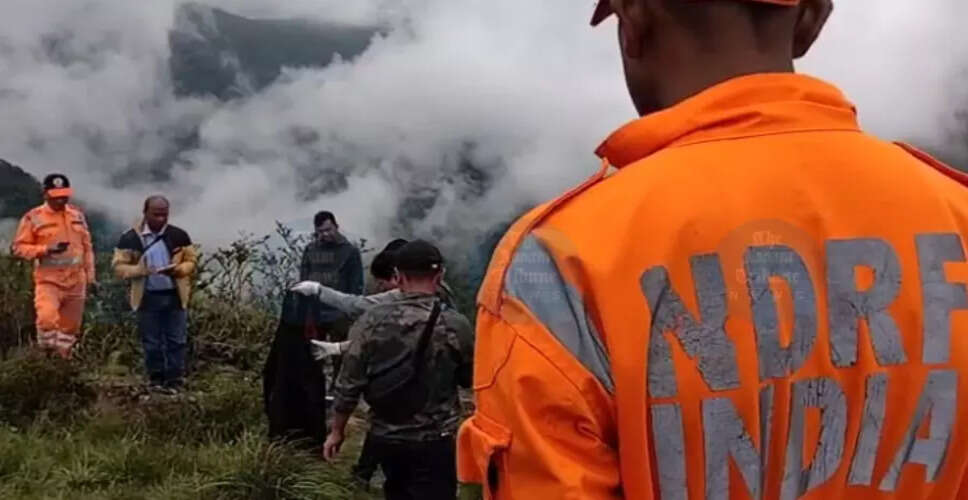 मेघालय में लापता पर्यटक की खोज में खून के धब्बों वाला रेनकोट मिला