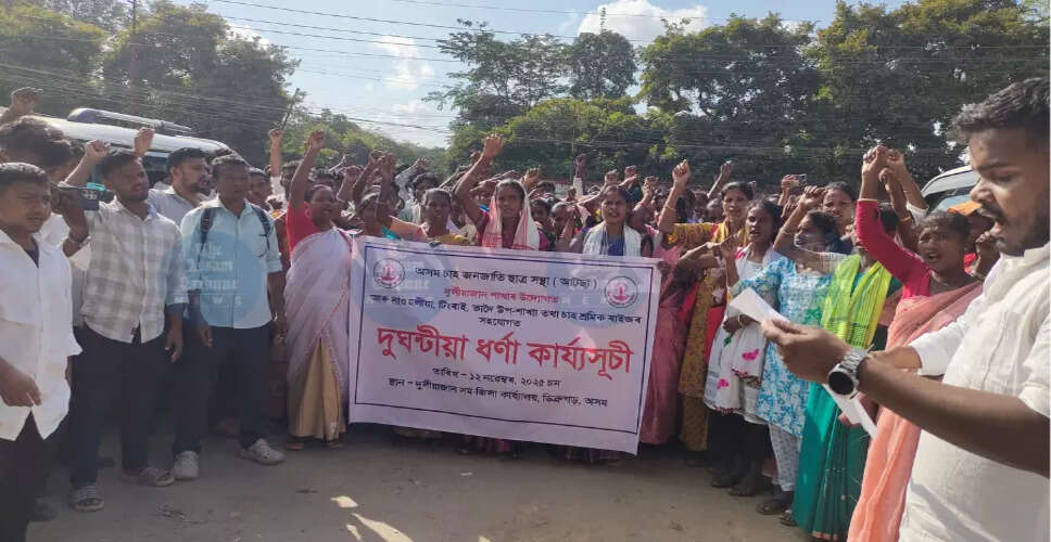 चाय बागान के श्रमिकों ने निलंबित साथियों की बहाली की मांग को लेकर काम रोका