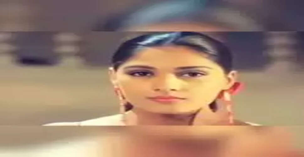 अनु अग्रवाल का नया लुक: ट्रोल्स के निशाने पर
