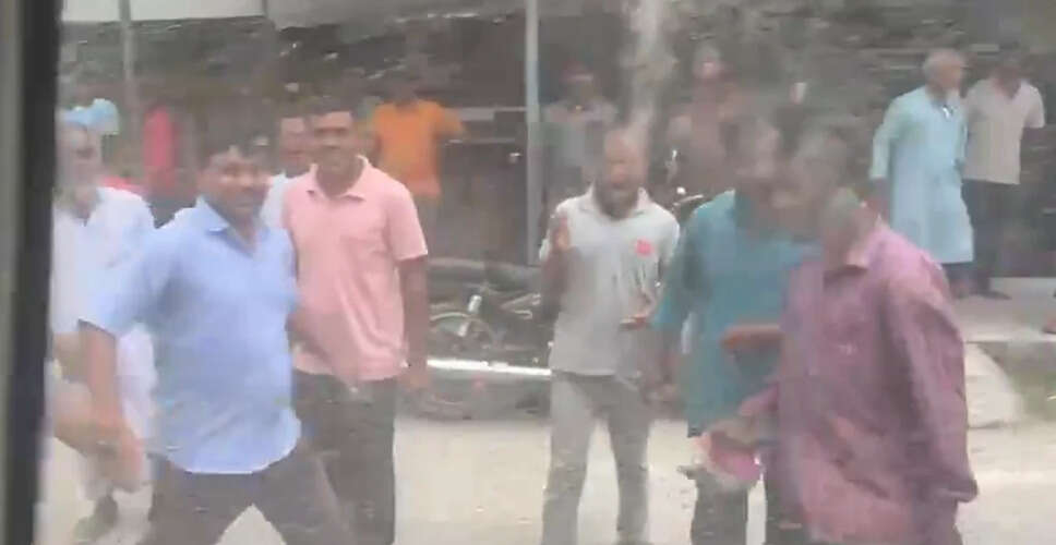 टीएमसी कार्यकर्ताओं ने शुभेंदु अधिकारी के काफिले पर किया हमला