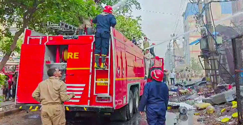 दिल्ली में आग लगने की घटनाएं: ई-रिक्शा चार्जिंग स्टेशन में भीषण आग