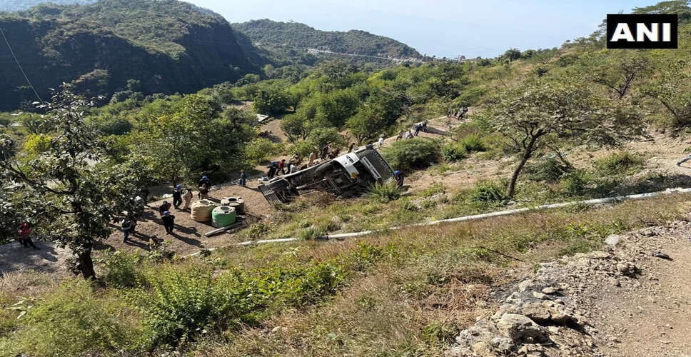 उत्तराखंड में बस दुर्घटना: 5 की मौत, कई घायल