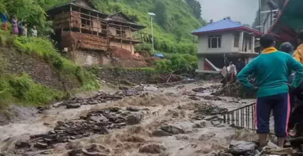 हिमाचल प्रदेश में भारी बारिश से जनजीवन प्रभावित, 400 सड़कें बंद