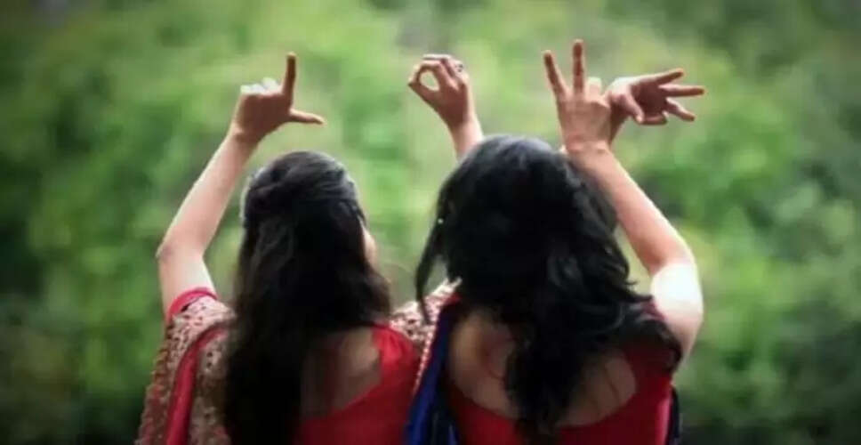 उत्तर प्रदेश में दो युवतियों की शादी की जिद से पंचायत का आयोजन