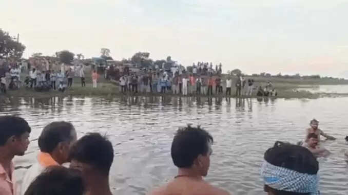 खंडवा में दशहरे पर दर्दनाक हादसा, नदी में गिरी ट्रैक्टर ट्रॉली