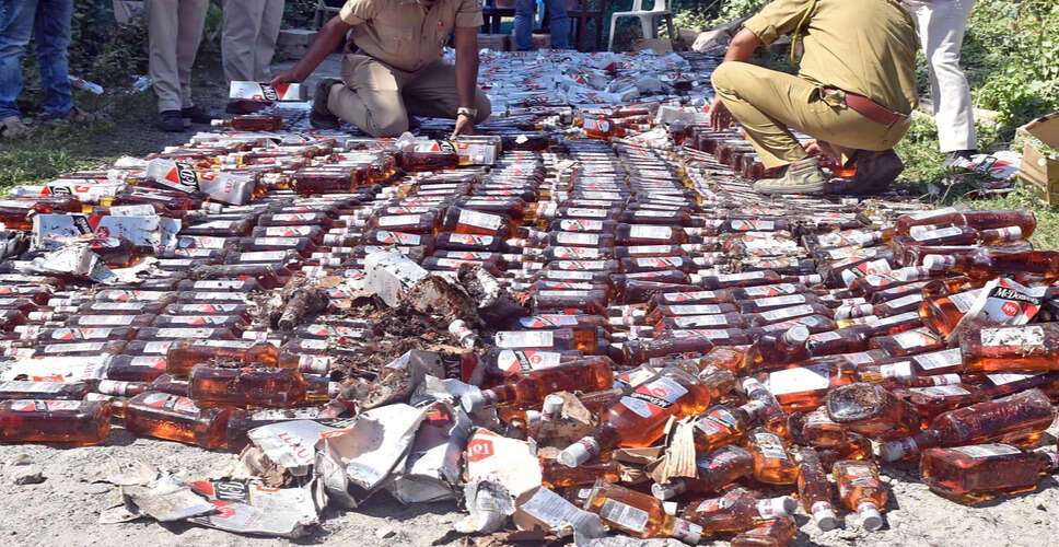 इंदौर में 2.21 करोड़ रुपये की अवैध शराब का नाश