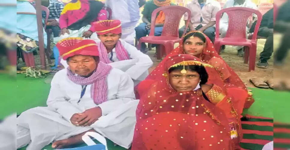 झारखंड में 40 साल बाद जोड़े ने किया सामूहिक विवाह