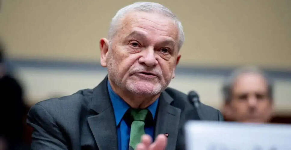 अमेरिका में कोविड-19 रिकॉर्ड्स के मामले में पूर्व सलाहकार पर आरोप