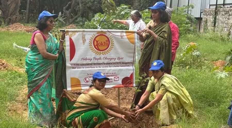 बंगलुरु में वृक्षारोपण और योग दिवस का आयोजन