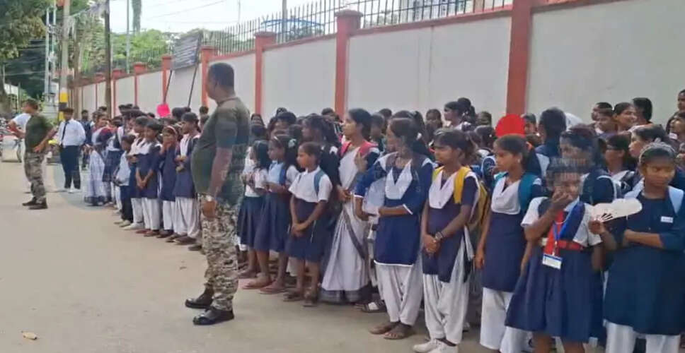 धुबरी में छात्रों का विरोध: शिक्षा के अधिकार की मांग
