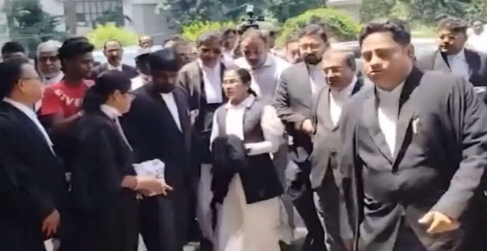 ममता बनर्जी ने कलकत्ता उच्च न्यायालय में काले गाउन में पेश होकर राजनीतिक हिंसा के मामले में दी अपनी उपस्थिति