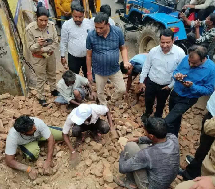 बदायूं में छप्पर से चांदी के सिक्कों की बारिश, लोगों में मची होड़