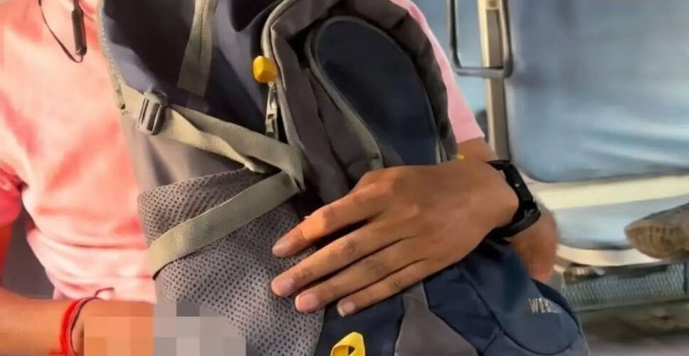 ट्रेन में युवक की अश्लील हरकत का वीडियो हुआ वायरल