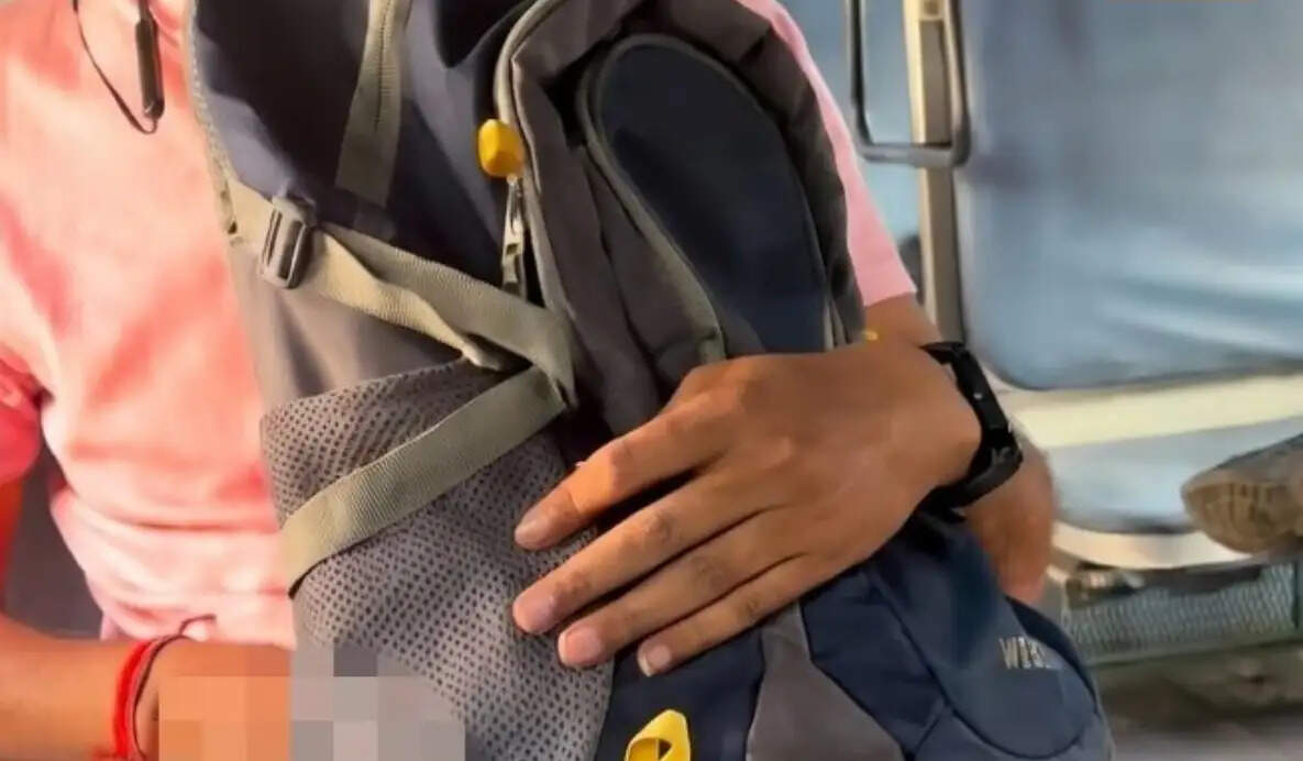 ट्रेन में युवक की अश्लील हरकत का वीडियो हुआ वायरल