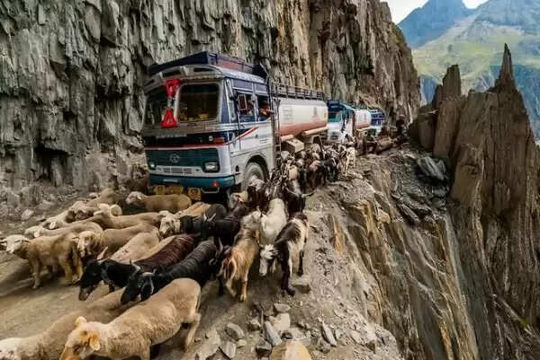 भारत की 5 सबसे खतरनाक सड़कें: जानिए किन रास्तों पर चलना है जोखिम भरा