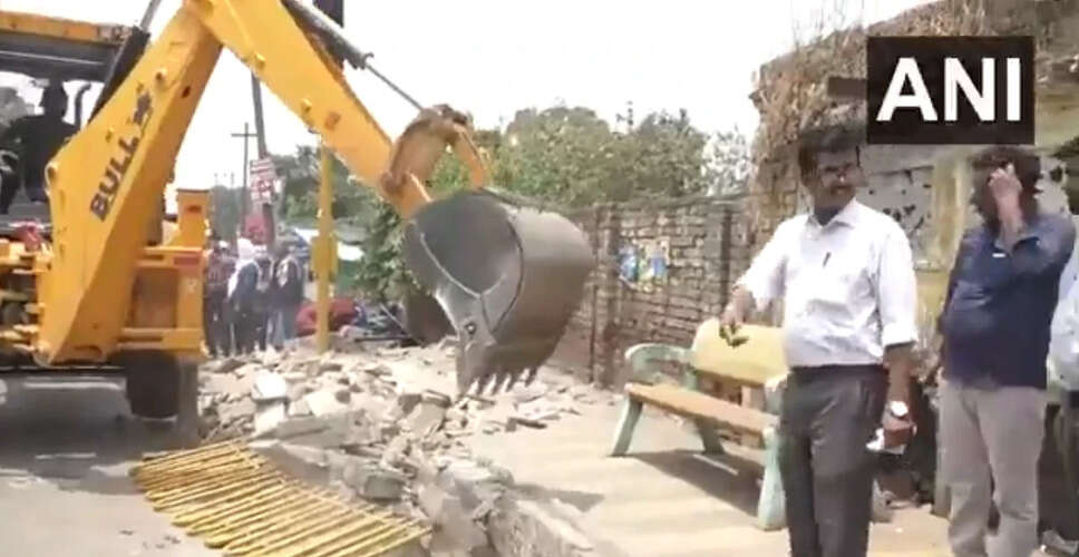 चंदौसी में कब्रिस्तान से अतिक्रमण हटाने की कार्रवाई