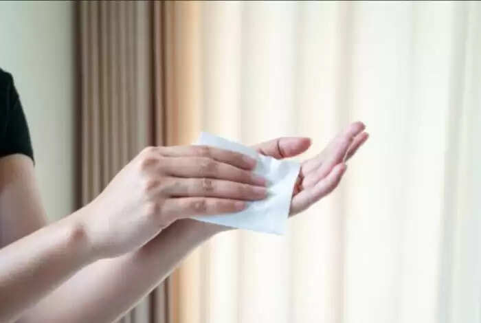 हाथ में न दें ये चीजें: ज्योतिष और वास्तु के अनुसार नुकसान से बचें