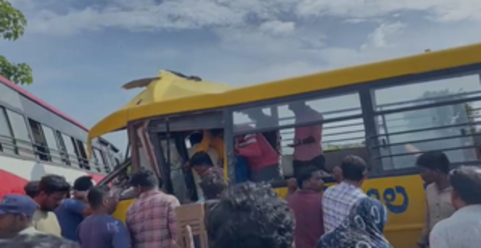 कर्नाटक के रायचूर में दो बसें आपस में टकराईं; दो छात्रों की मौत, 20 घायल