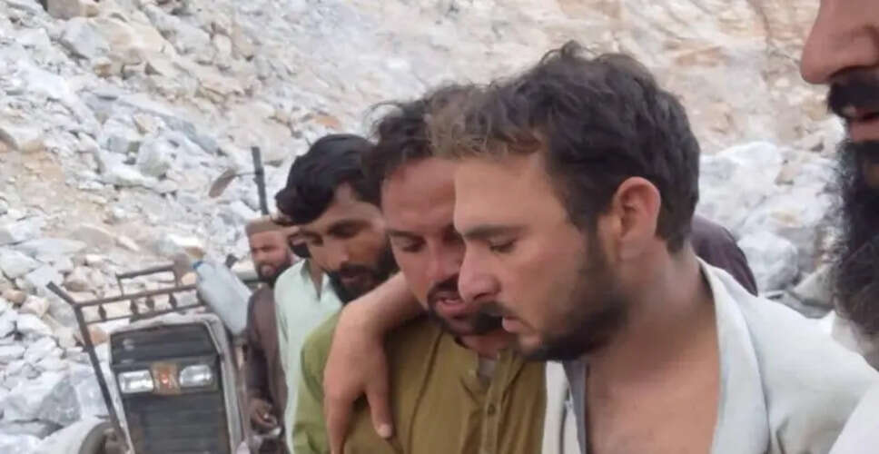 16 दिन बाद मलबे से जिंदा निकला व्यक्ति, प्रशासन पर उठे सवाल