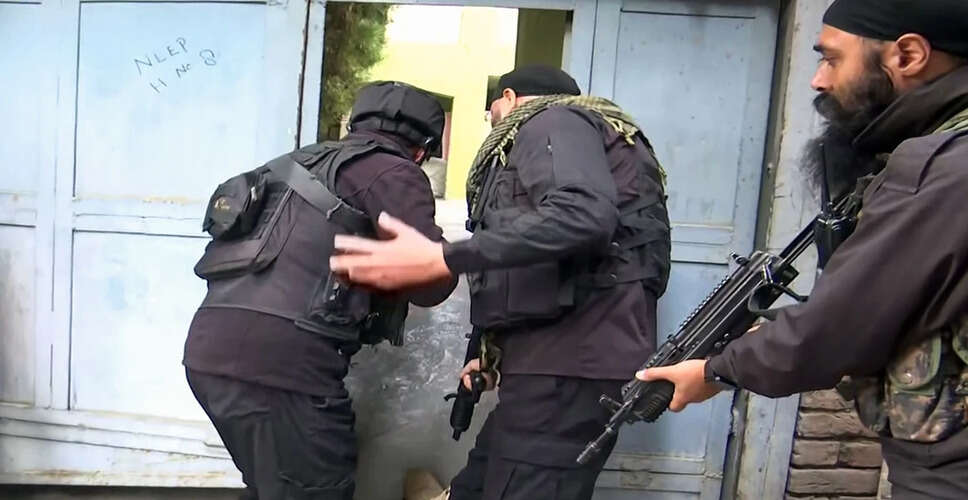 कश्मीर में सुरक्षा बलों की छापेमारी के बीच बढ़ी हलचल