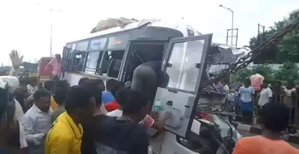 पश्चिम बंगाल के बर्धमान में बस हादसा, 10 यात्रियों की मौत हुई