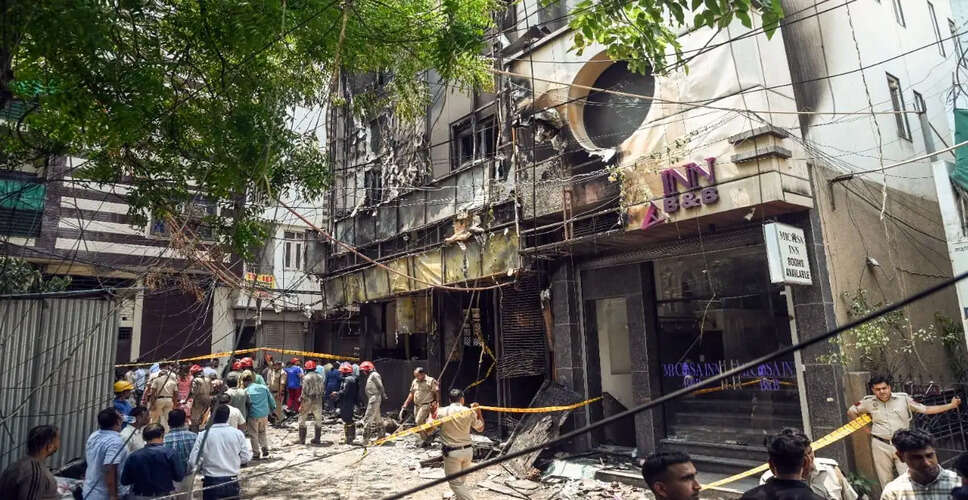 दिल्ली में होटल आग से 21 की मौत, प्रशासन में हड़कंप