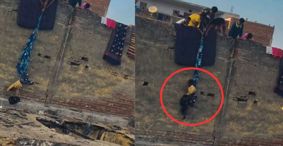 खतरनाक वीडियो: माता-पिता ने बच्चे को छत से लटकाया, सोशल मीडिया पर मचा हंगामा