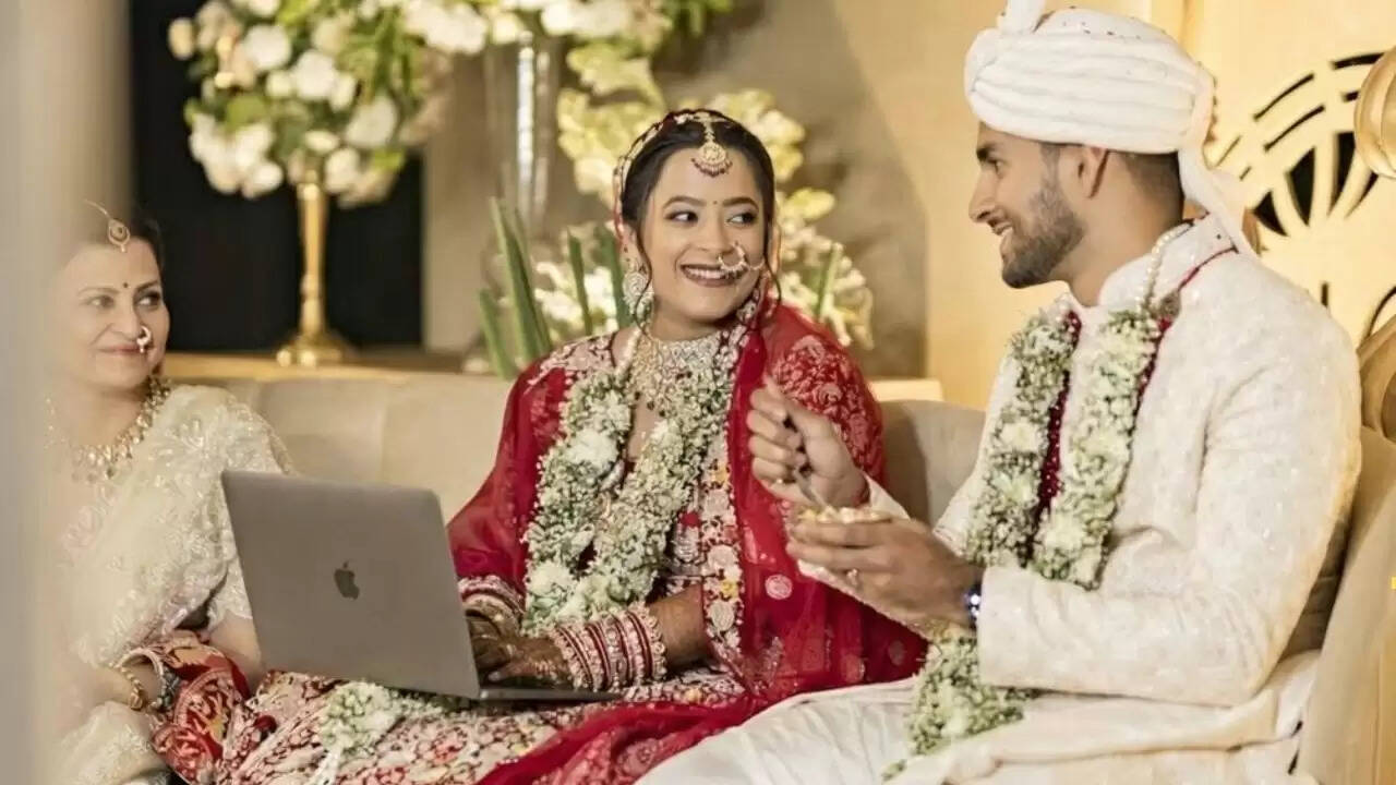 शादी के मंडप में लैपटॉप: दुल्हन की तस्वीर ने शुरू की नई बहस