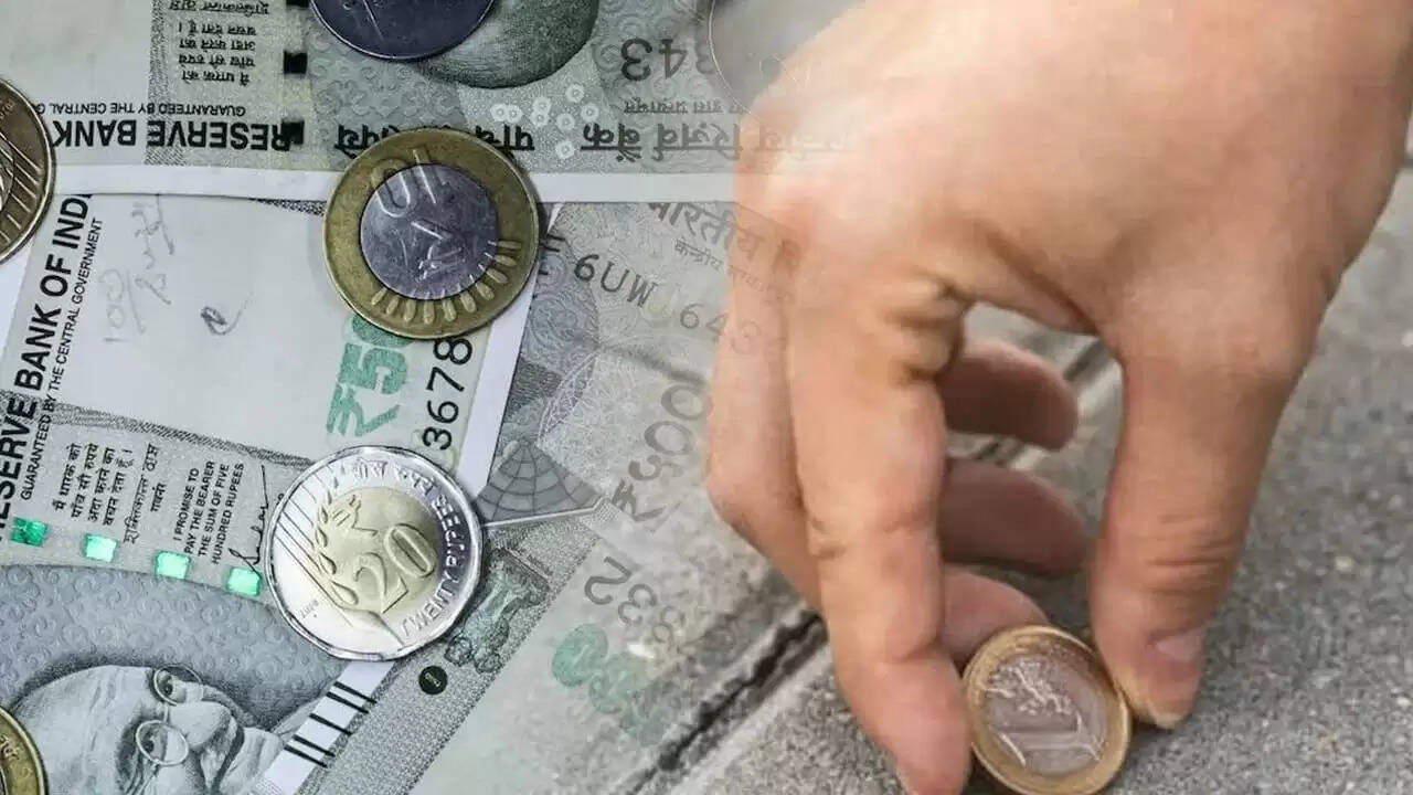 सड़क पर गिरे पैसे: शुभ संकेत या अशुभ? जानें उठाने से पहले क्या करें