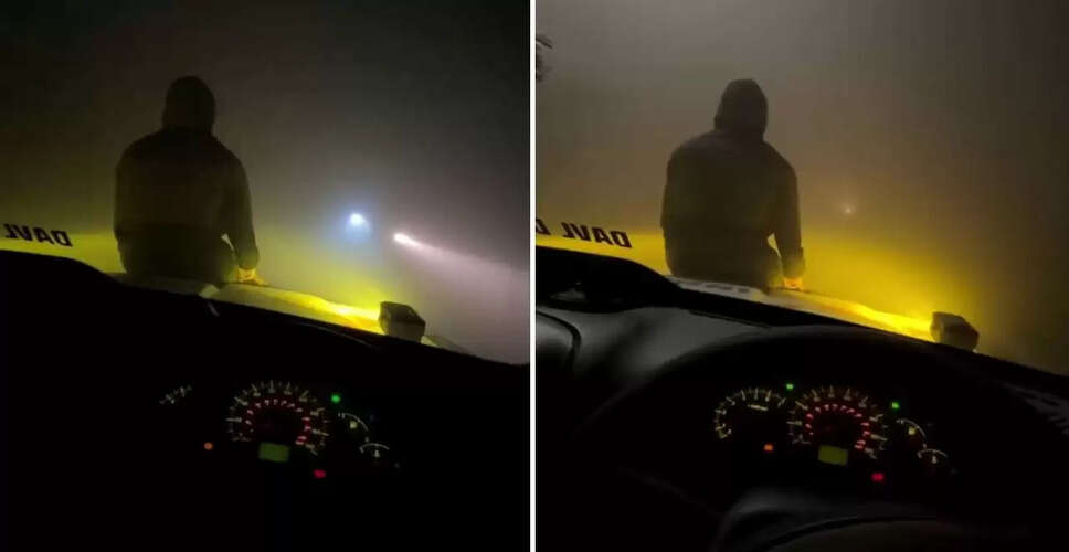 खतरनाक स्टंट: कार के बोनट पर बैठकर दोस्त को दिखाया रास्ता, वायरल वीडियो