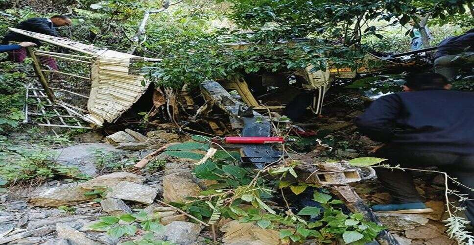 खाई में गिरी जीप, हादसे में कई लोगों के मारे जाने की आशंका