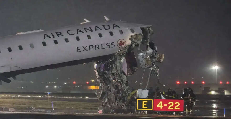 लागार्डिया हवाई अड्डे पर विमान और अग्निशामक ट्रक की टक्कर: जानें क्या हुआ