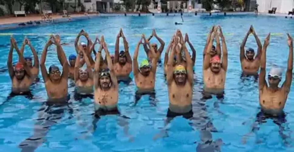 सूरत : पानी में योगाभ्यास, विशेषज्ञों ने बताए 'एक्वा योगा' के लाभ