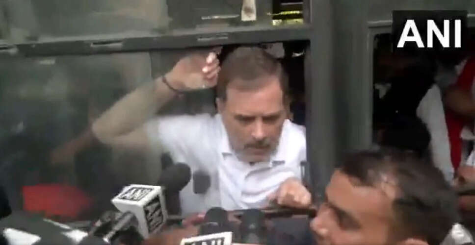 बिहार में चुनावी विवाद: इंडिया ब्लॉक सांसदों का चुनाव आयोग तक मार्च रोकने पर पुलिस कार्रवाई