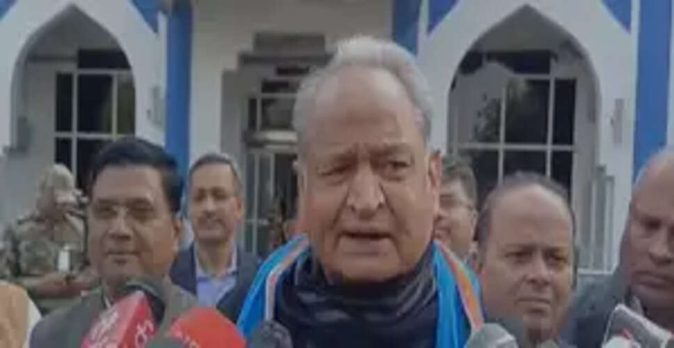 सरकार को पेपर लीक पर उठाने चाहिए सख्त कदम : अशोक गहलोत
