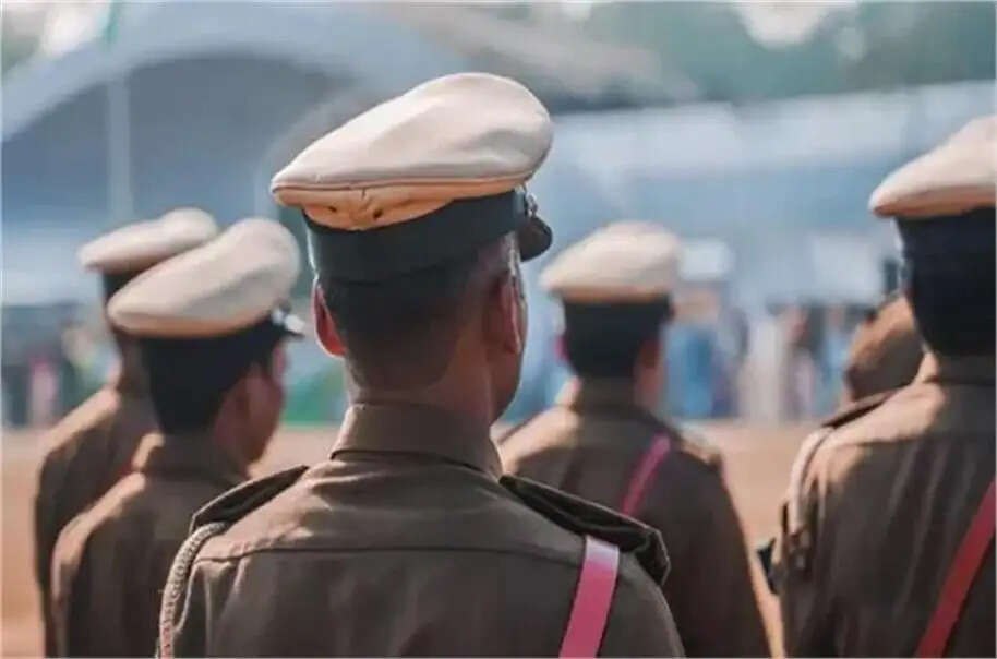 नोएडा में पुलिसकर्मी पर हमला, बदमाशों ने लूटे कीमती सामान