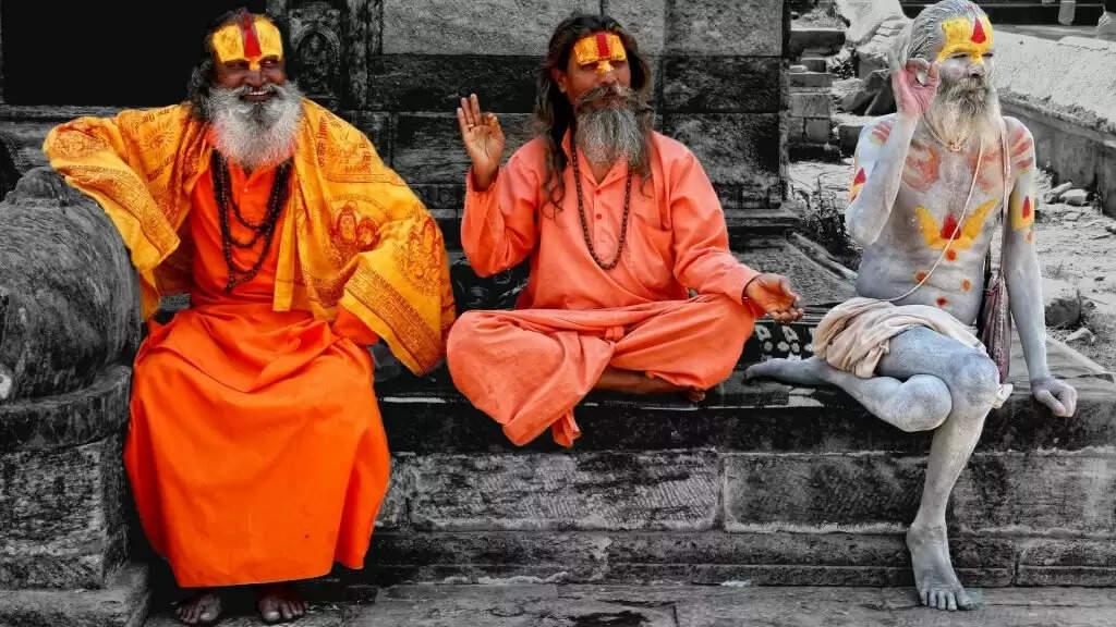 साधुओं के कपड़ों के रंगों का रहस्य: भगवा, सफेद और काला