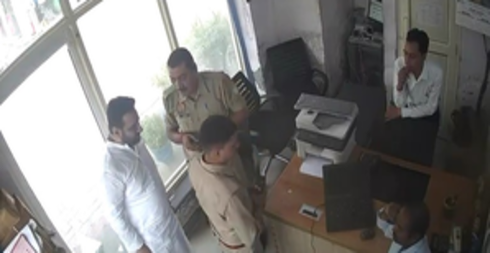 नोएडा में पेट्रोल पंप पर दबंगई मामले की जांच में सहयोग नहीं कर रहे अमानतुल्लाह खान
