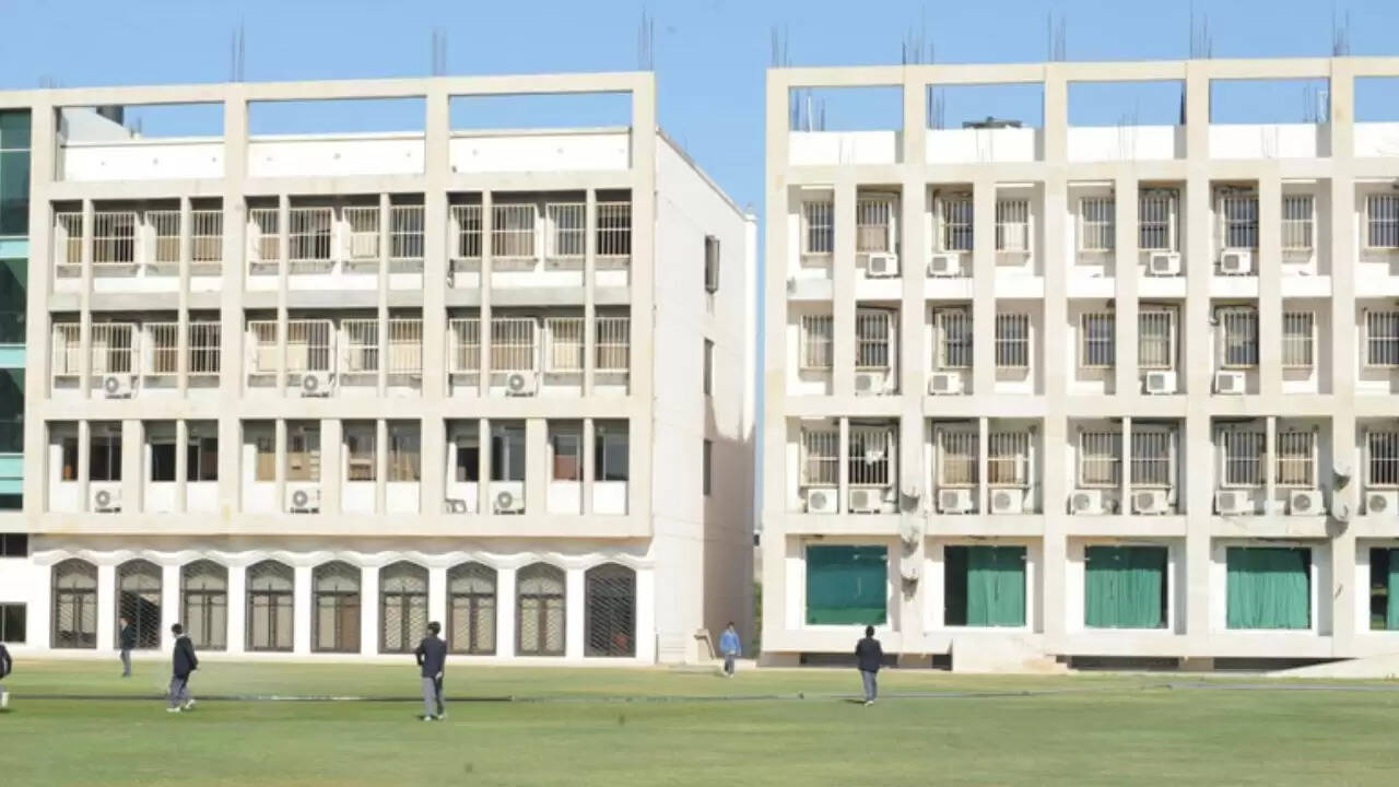 नीरजा मोदी स्कूल में छात्रा आत्महत्या: सीबीएसई ने जारी किया नोटिस