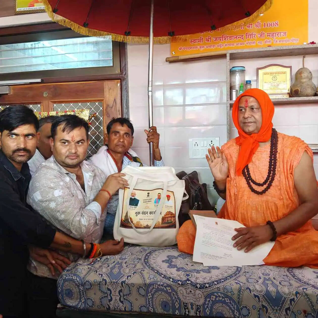 मुख्यमंत्री ने गुरु पूर्णिमा पर संत-महात्माओं का सम्मान किया