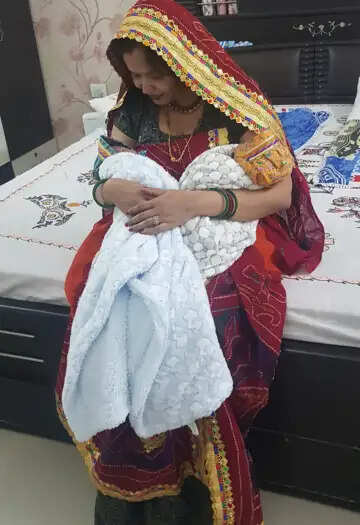 आईपीएस सरोज कुमारी ने जुड़वा बच्चों को दिया जन्म, पारंपरिक वेशभूषा में नजर आईं