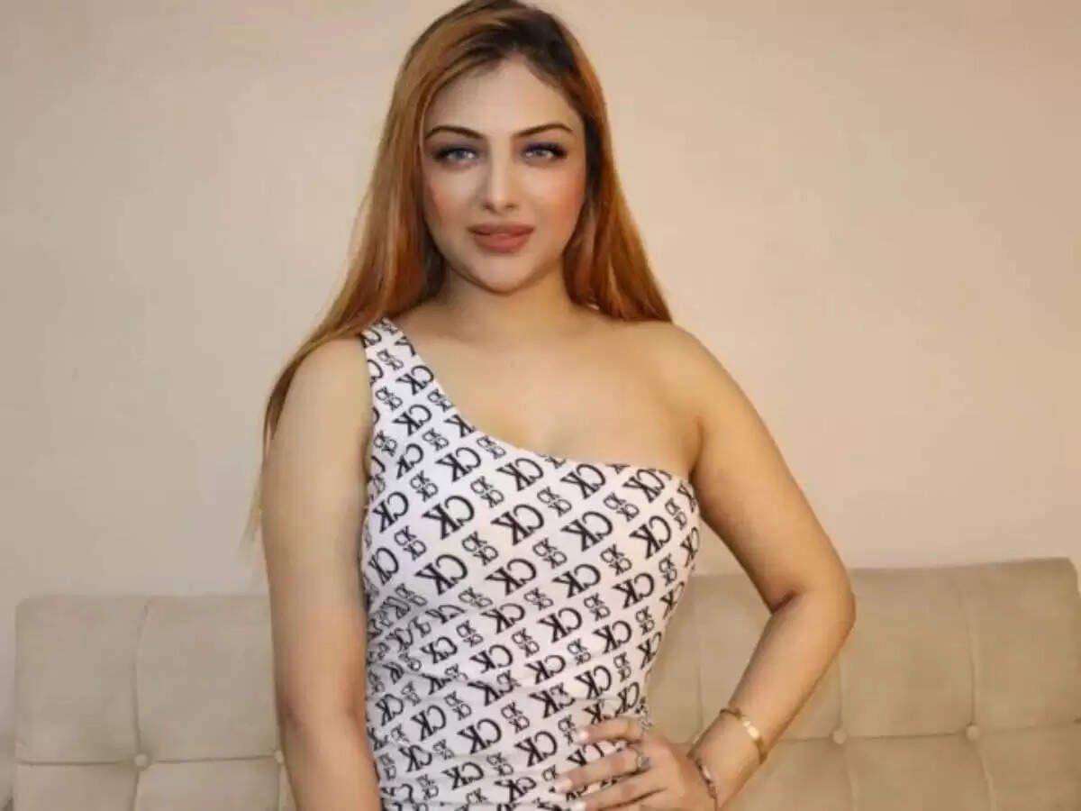 खुशी मुखर्जी का बोल्ड फैशन: सोशल मीडिया पर मचा हंगामा